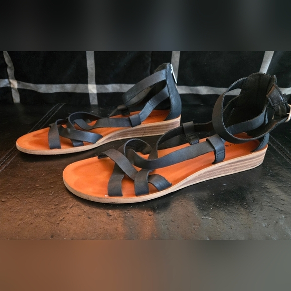 3/$20 Lucky Brand Black and Tan Women's Sandals - Picture 4 of 6
